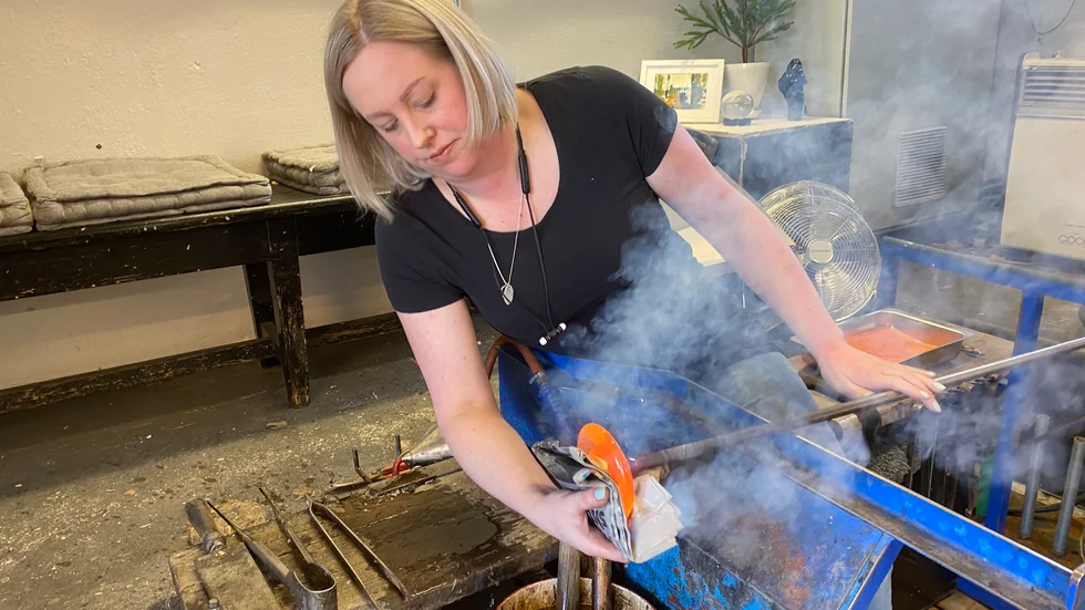 Linda Isaksson äger glasbruket Heta hyttan i Piteå.