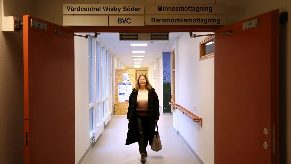 Lena Bäckström började som primärvårdschef 1 december 2021. Hon kommer att dela sin tid mellan Visby och hemmet i Stockholm.