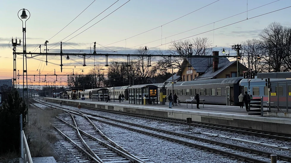 Dagens ödsliga Knivsta station kommer att fyllas av tåg.