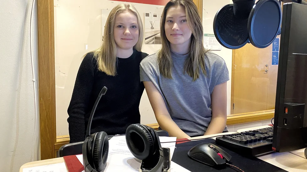 Klara Nejdeby och Alva Carlberg var under torsdagen med och höll i skolans egna Musikhjälpen som livesändes på Facetten.