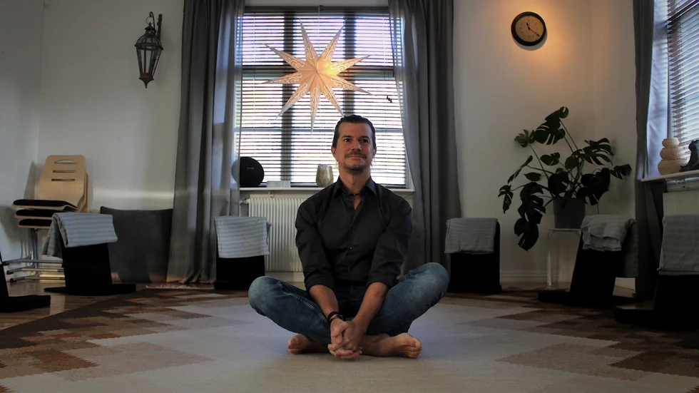 För snart 20 år sedan brände Kristove Sanchez Rueda ut sig själv. Han har gått från elektriker till egenföretagare, med fokus på välmående i olika former. Bland annat erbjuder han emotionell terapi, hypnos och minnesterapi.
