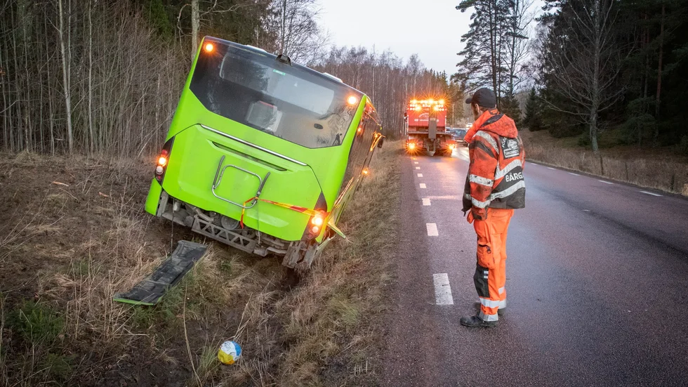 En buss körde i diket utanför Nyköping på torsdagsmorgonen.