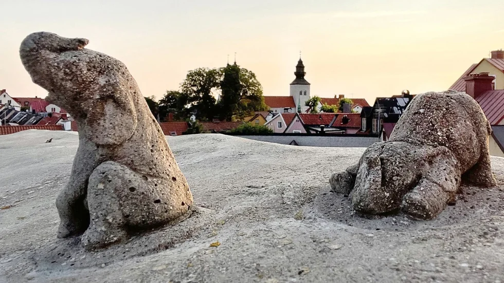 Högst upp på ringmuren, inte långt från tornet Sparbössan, tronar tre elefanter. 