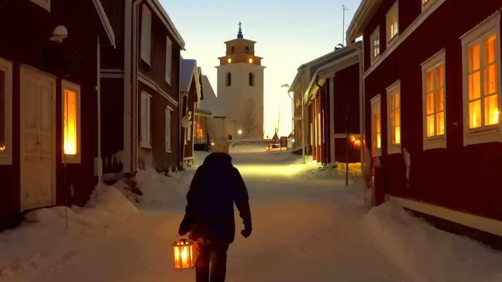 Vyer som det flygs över mången gång i årets julkalender är en värld som Sören Häggroth gärna beger sig till. "Om man lyssnar riktig noga hör man historiens vingslag bland kyrkstugorna." berättar han.
