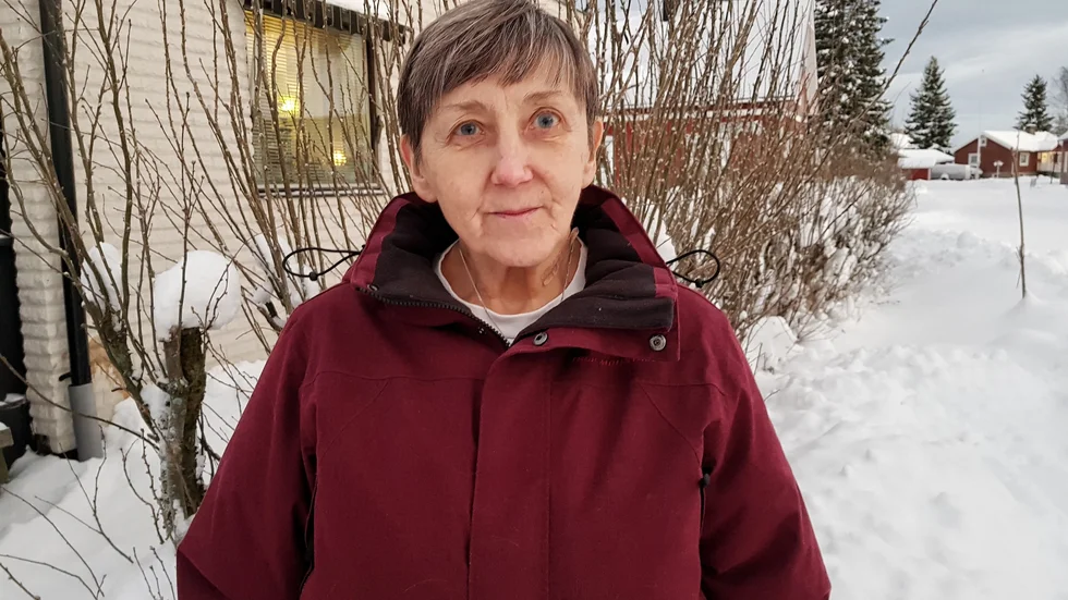 Christina Oscarsson, ordförande för PRO Munksund, anser att kommunen borde ta tag i frågan om ovaccinerad personal. "Smittskyddslagen säger att man inte får smitta ner andra med dödlig sjukdom", säger hon.