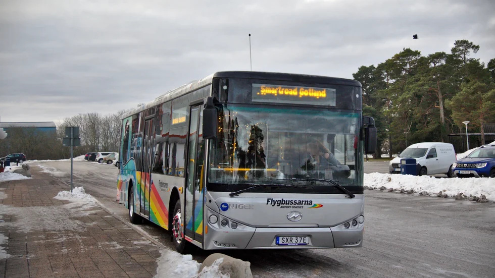 Elbussen är till utseendet slående lik en vanlig buss, men går helt tyst med el som drivmedel. 