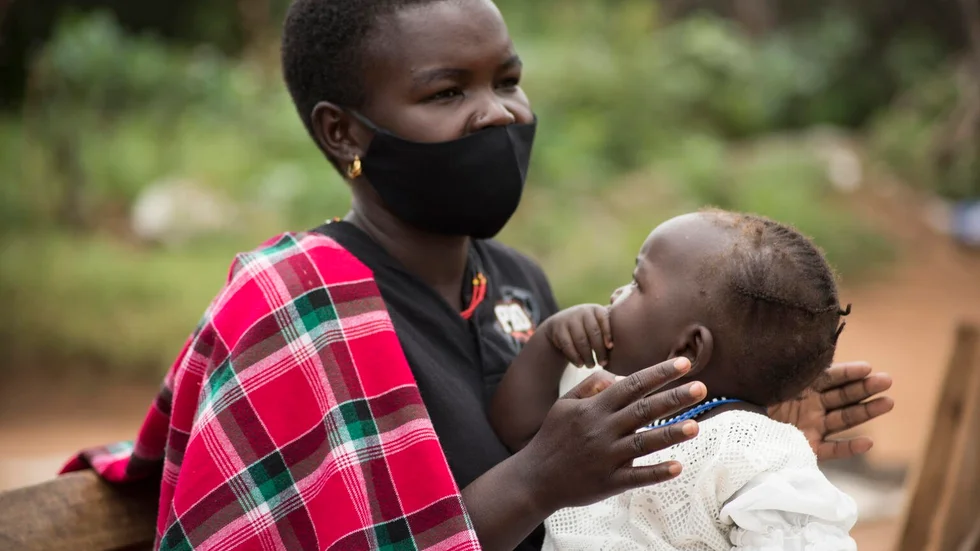 Lisolo Palma, 19 år, med sin ett år gamla dotter Abigail hemma i Kaabong i Uganda. Lisolo födde sitt barn under covid-19-pandemin och har inte återvänt till skolan än.