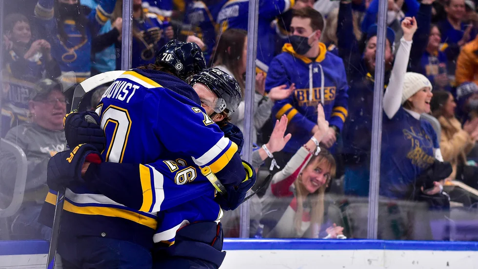 Oskar Sundqvist, till vänster, gratuleras för sitt mål av lagkamraten Nathan Walker.
