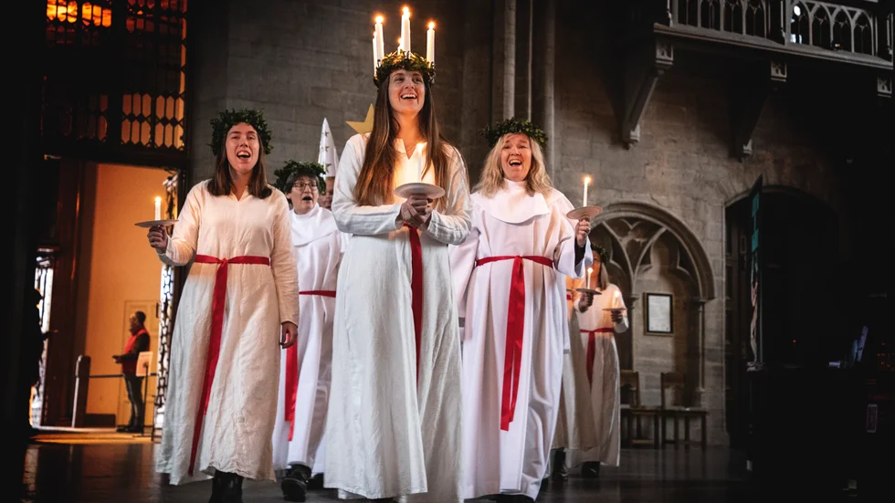 Linköpings domkyrkoförsamling anordnar tre luciatåg i domkyrkan på måndagen. Konserten vid lunchtid stod personalen för.