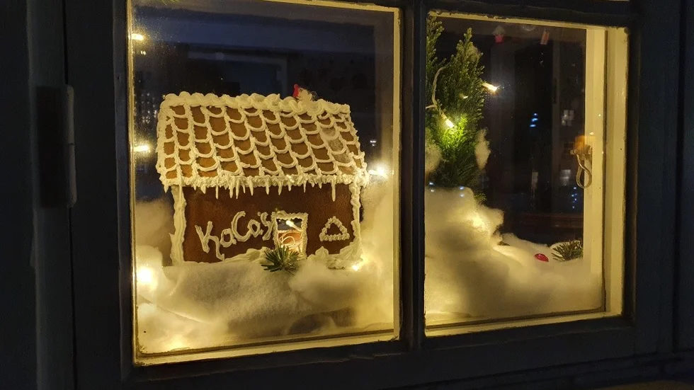 Delar av årets pepparkkashus utifrån. 