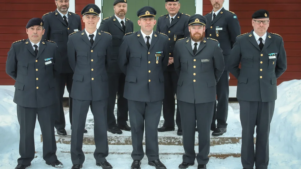 Utmärkelsen NOR, främre raden fr. v: Regementsförvaltare Ted Strömbäck, kapten Fredrik Pohjanen, överstelöjtnant Markus Kernell, kapten Anders Jarblad och regementschefen, överste Nils Johansson.
Bakre raden fr. v: Major Carl-Henrik Melin, kapten Sven-Gunnar Jonsson, major Mats Jatko och kapten Håkan Karlsson.
