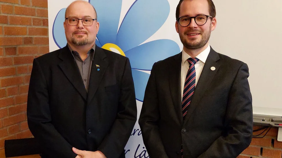 Dan Larsen, till vänster, omvaldes till ordförande för SD i Västervik. Mattias Bäckström Johansson, riksadagsledamot från Oskarshamn, var mötesordförande.