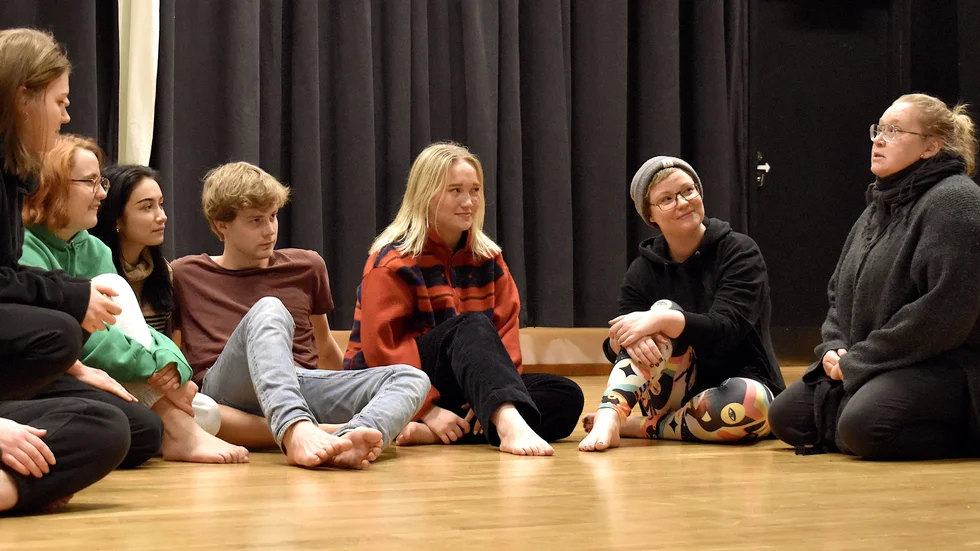 Majoriteten av eleverna på Edelviks folkhögskola planerar att söka till Teaterhögskolan i Luleå. På bilden; Sofia Renman, Tilda Eriksson, Elsa Larsson, Anton Karlsson, Ida Stegerby, Maja Ulfsparre och klassens lärare - Linda Tegström Jonsson.
