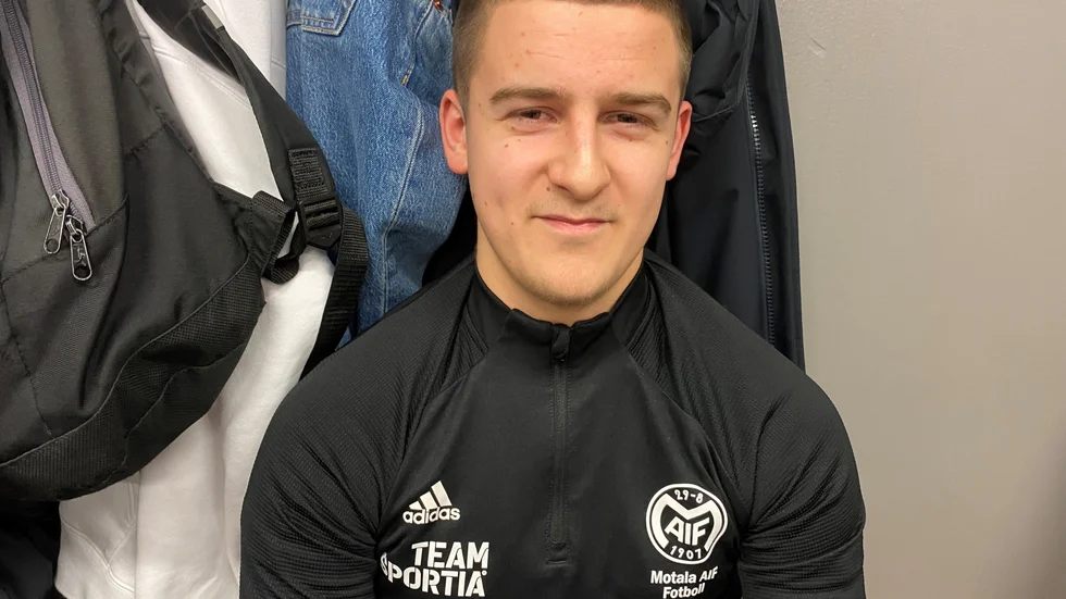 Adam Kosovic flyttar hem från Norrköping och efter testspel med Motala AIF är han nu med Borens division 3-lag. "Intressant", säger Borentränaren Rickard Yngve.