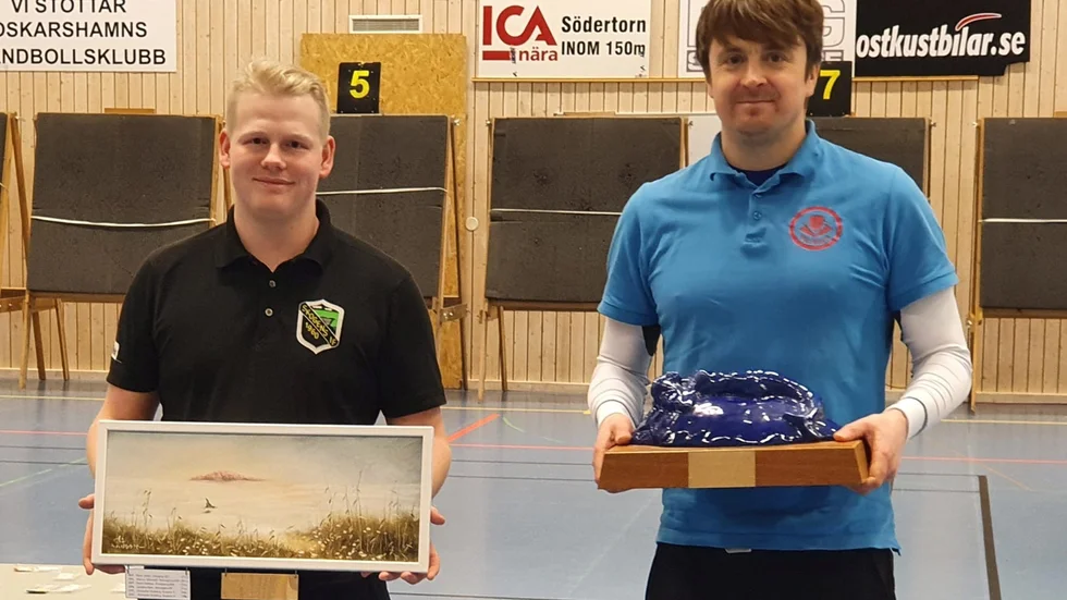 Vinnarna i Blå Jungfrupilen. Till vänster Alexander Kullberg från Skogens IF, vinnare i compoundklassen, till höger Martin Ottosson.