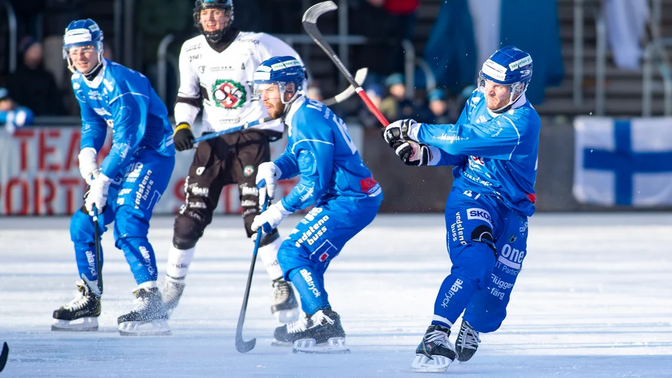 Anders Persson klipper till och gör 4-2 för IFK Motala. Totalt svarade Persson för två mål och två assist i matchen mot Örebro.