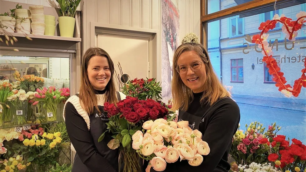 Anna Eriksson Westin och Marie Nyström med rosor och ranunklar i famnen. 