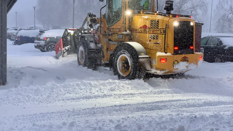 SMHI varnar för ymnigt snöfall och friska vindar under fredagen. 