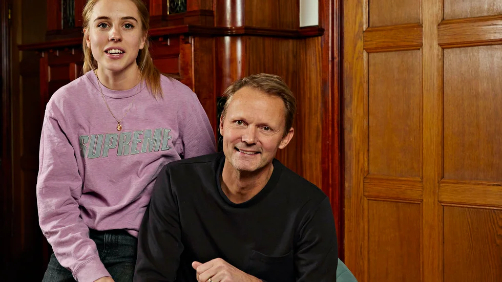 Carla Sehn spelar huvudrollen när Felix Herngren väcker liv i 90-talsfilmen "Vuxna människor" för en ny serie i TV4 och C|More.