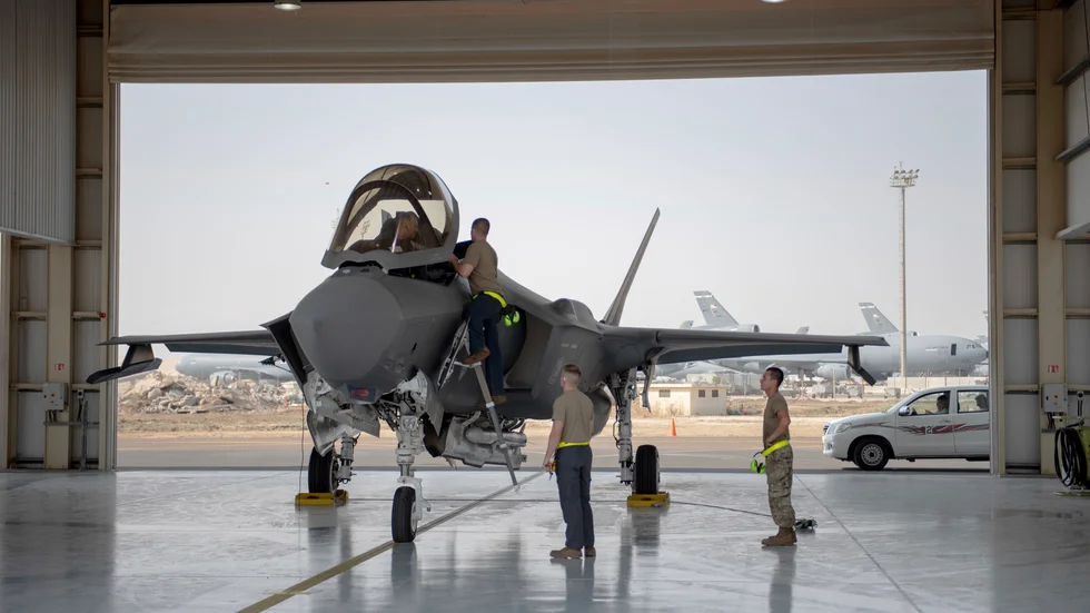 En amerikansk stridspilot på flygbasen al-Dhafra förbereder sig för ett uppdrag. Arkivbild.