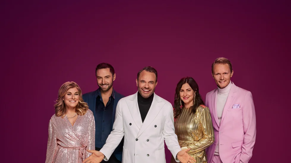 Pernilla Wahlgren, Måns Zelmerlöw, Nour El-Refai och Felix Herngren är panelen som ska gissa vem som döljer sig i dräkten i "Masked singer". I mitten, programledaren David Hellenius. Pressbild.