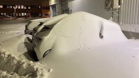 Den stora mängden snö under fredagen och lördagsnatten ställde till det för Svensk hemleverans. Här syns en av leveransbilarna strax innan avfärd.