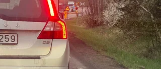 Fel på järnvägsbommar stoppade biltrafiken
