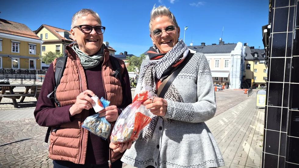 Barbro och Monica Kårbro retade sig på alla fimpar på gator, promenadstråk, utanför butiker och restauranger. "Istället för att reta sig började vi plocka fimpar, och nu kan vi inte sluta", säger systrarna, som hoppas att fler Vimmerbybor vill göra samma sak.