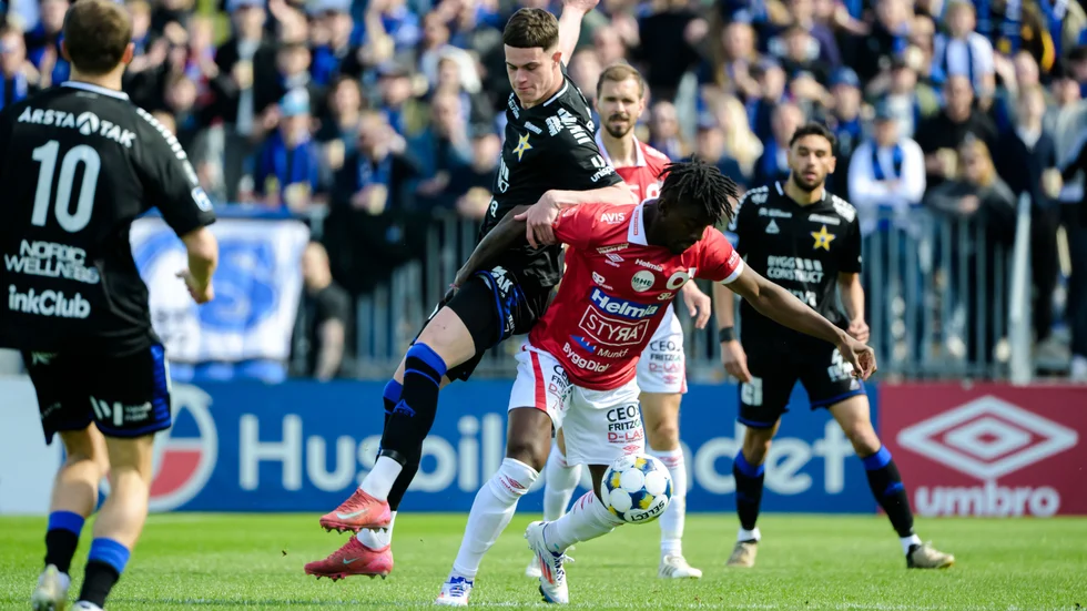Sirius Robbie Ure och Degerfors Mamadouba Diaby i kamp om bollen på Stora Valla.