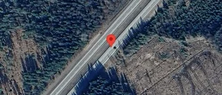 Just nu: Stillastående personbil ger stopp i ett körfält på E18