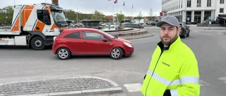 Mardrömmen: Gunays bil havererade – mitt i rondell