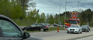 Bil körde ner stolpe vid olycka – långa köer uppstod