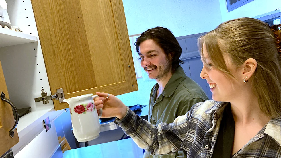 Steven Ljungquist och Maja Sandberg i köket på kaféet.