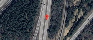 Störningar i trafiken på grund av stillastående personbil på E4