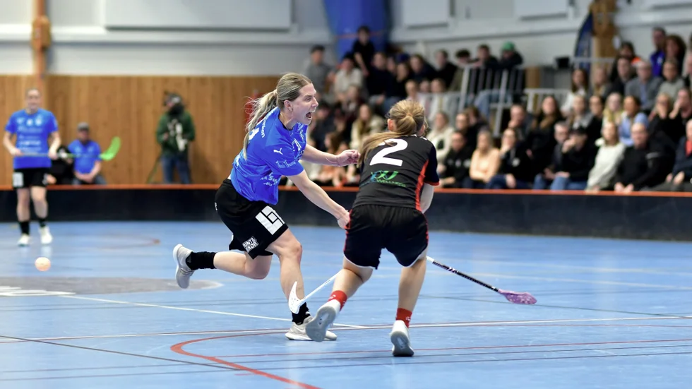 Ida Uddhammar i kamp på mittplan. Alundaveteranen har gjort 15 säsonger i den blå tröjan. Blir det ytterligare en?