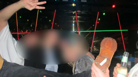 Tidigt på kvällen bestämde sig kompisgänget för att ta en gruppbild, då hoppade den nu åtalade mannen in i bilden från ena sidan.