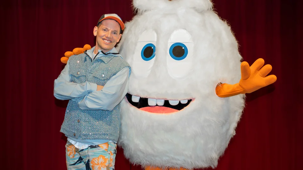 Tv-profilen Nassim Al Fakir har skrivit manus till barnföreställningen om Gnuttarna som får premiär på Gröna Lund i Stockholm i slutet av april. Pressbild.