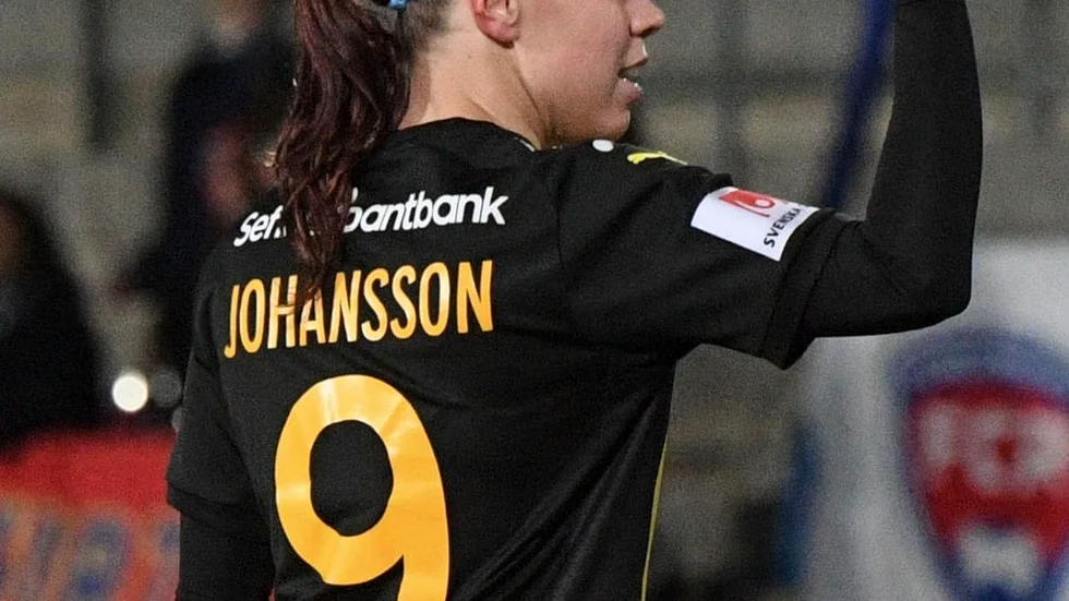 Amanda i kamp med en Eskilstunaspelare från den gångna helgens träningsmatch.
