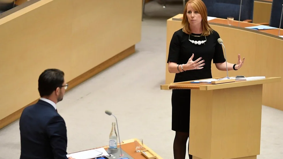 Vägvalen i valrörelsen illustrerar tydligt var partierna står. Sverigedemokraterna väljer att inskränka kvinnors rättigheter medan Centerpartiet presenterar förslag för att minska det oförklarade lönegapet mellan kvinnor och män. FOTO: JESSICA GOW/TT