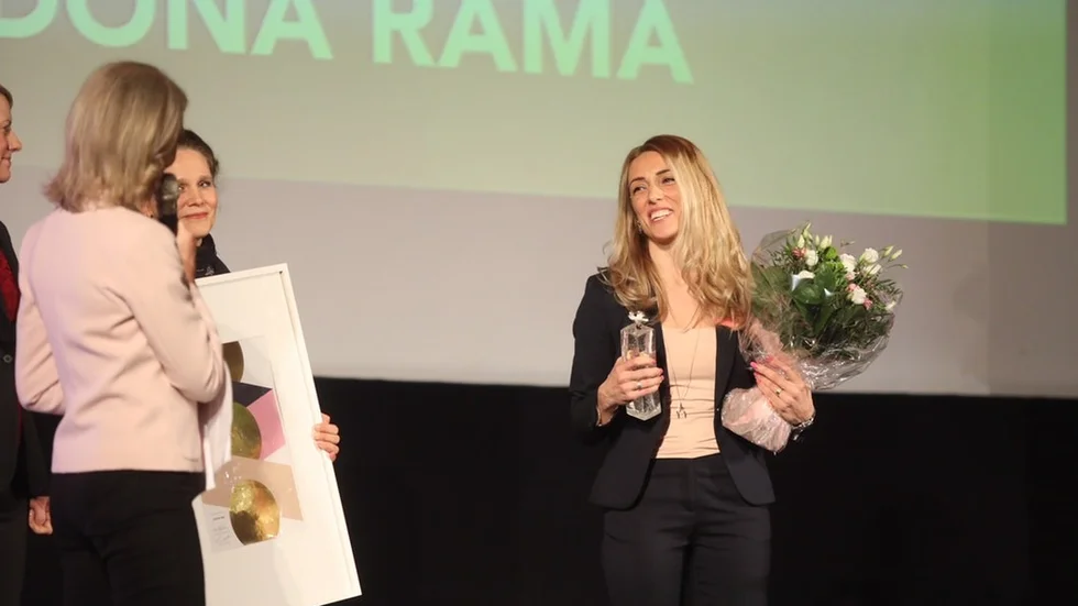 Arkivbild. Liridona Rama när hon fick Maria Pihls Minnes stipendium 2018. Nu har Liridona Rama anställts som tillförordnad socialchef i Strängnäs kommun.