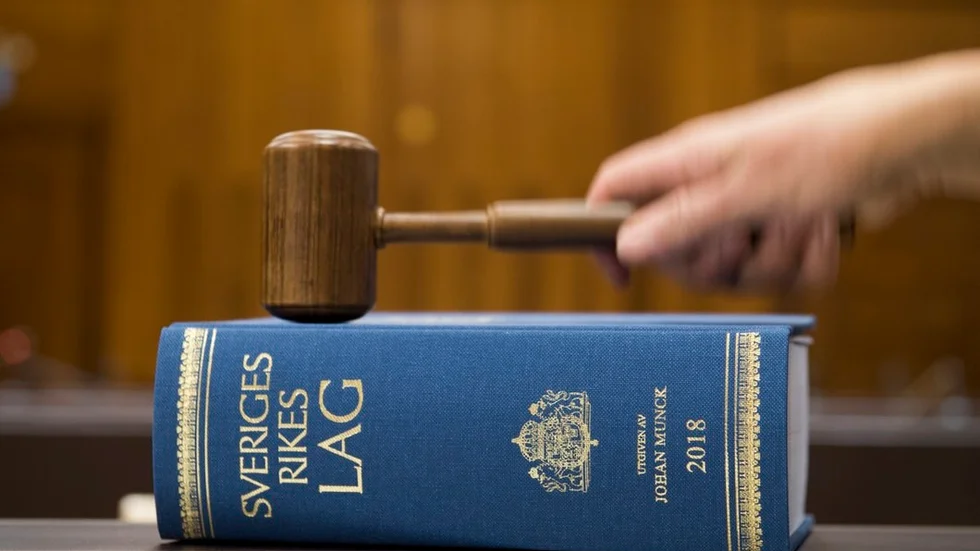 Ett kännbart fängelsestraff är vad Eskilstuna tingsrätt kommit fram till att mannen i 20-årsåldern ska ha, efter misshandeln i centrala Strängnäs.