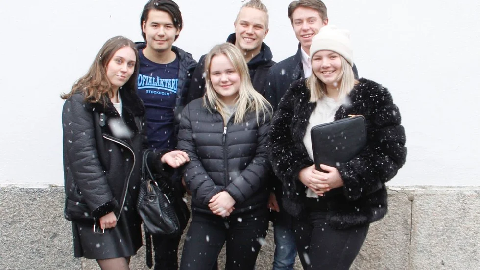 Wilma Haapaniemi, Maja Eskilsson och Emma Karldén utgör Get organized som vann kategorin Årets vara medan Isak Cieslak (längst till höger) korades till Årets säljare. Isak kamperar ihop med Kim Axelson och Thom Ollman. Alla sex reser till SM som avgörs på Älvsjömässan i maj.