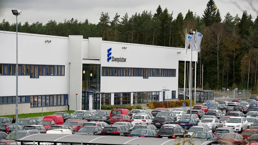 Tidigare jobbade de som går på helgskift på Eberspächer tre dagar i veckan. Nu arbetar de ytterligare en dag i veckan – och samma tider som tidigare. Kompensationen: ungefär fem hundra i månaden, berättar anställda för SN.