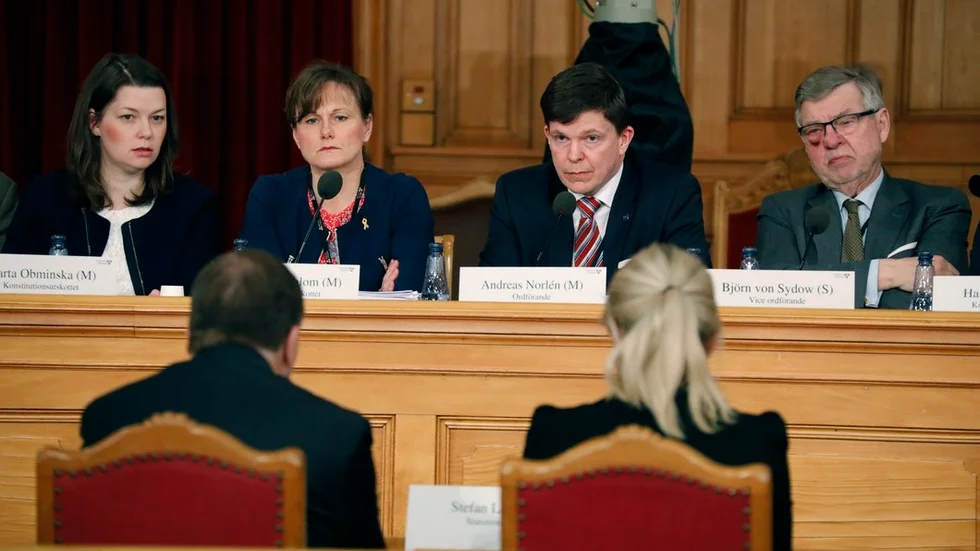Konstitutionsutskottet var förvånansvärt enigt i sin kritik mot nuvarande regering - och i vissa fall även föregående. Den hårda kritiken blir till ännu en minuspost för regeringen, en räkning som får betalas på valdagen.