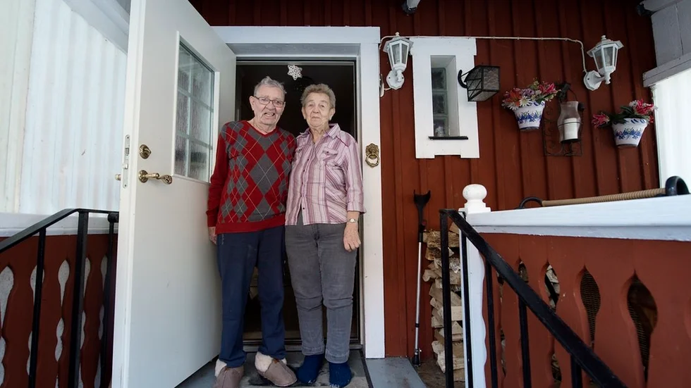 Makarna Evald och Vivi-Anne Andersson har båda en blygsam pension, men så länge de kan bo kvar i sitt hus i Lid kan de hålla kostnaderna nere. Att bo i en lägenhet i stan är otänkbart för båda.