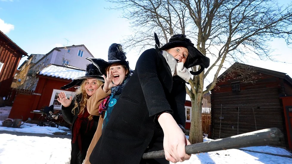 Annika Busch Palm, Amanda Greek och Anna Stråhle från Multeum laddar för den stora häxkraschen på Grassagården som kan bli en kul avslutning på påsklovsfirandet för många barn i Strängnäs kommun.