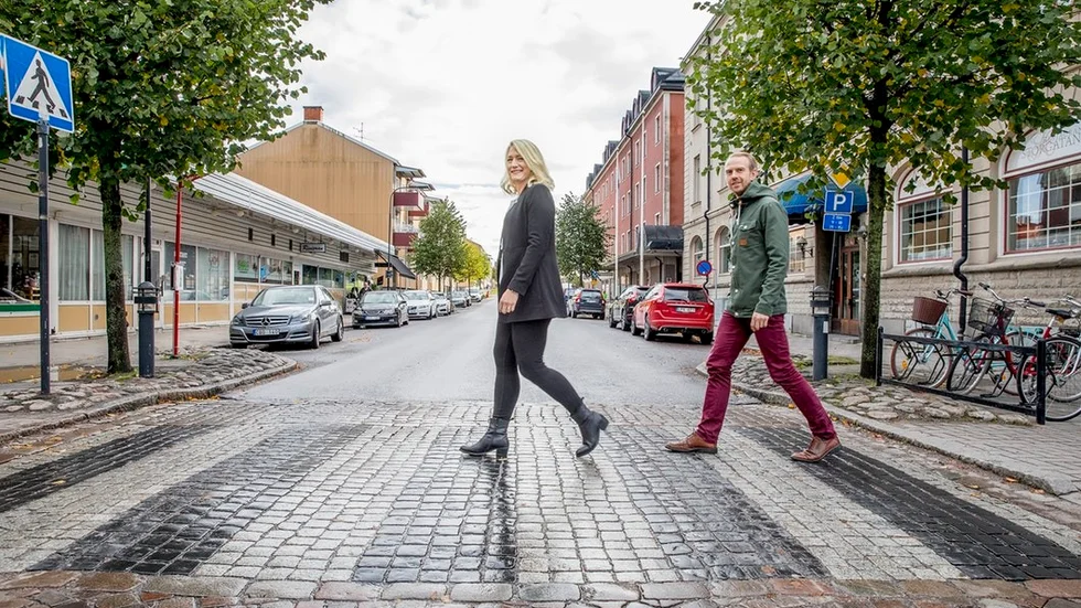Peter Fhinn från LRF Konsult i Katrineholm och Louise Magnusson, vd för KFV Marknadsföring, gläds åt den rekordhöga lönsamheten för länets småföretagare.