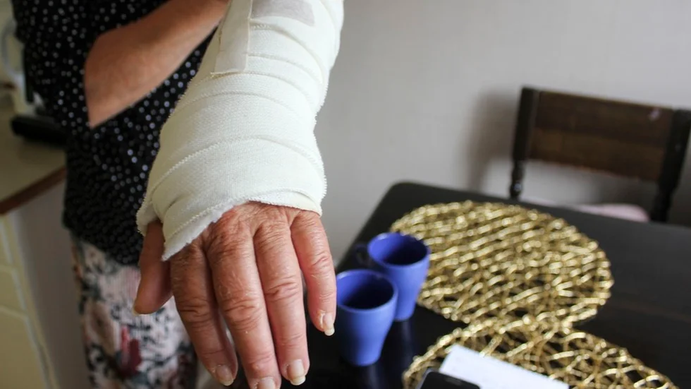 Anna, 54, känner sig felaktigt behandlad av kommunens biståndshandläggare.