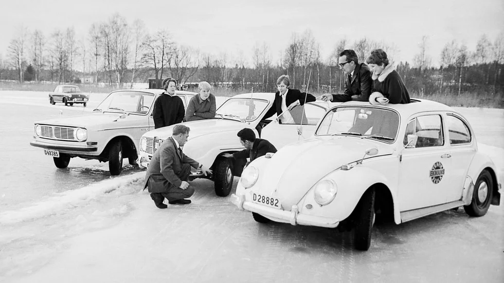 Bilden visar lärare och elever samlade efter en övningskörning. Från vänster ses Sonja Wiklund, Örjan Bergström, Åke Ohlsson, bilskolelärare, Robert Mikkelsen, också bilskolelärare samt Jan Saar Koppel, Dieter von Carlsburg, bilskollärare och fru Annika Johansson.