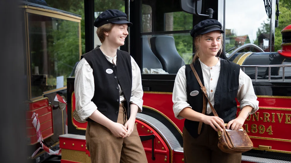 Lokförarna Kajsa Engberg och Mimmi Hellman gör sig redo för en tur med tuff-tuff-tåget, en resa som går från Gamla Linköping till Valla gård och tillbaka igen.